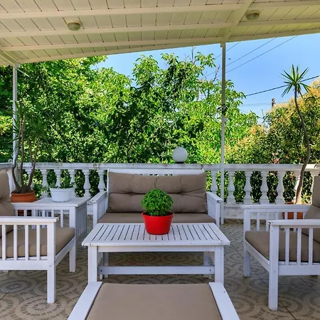 Konstantina Yard Apartment *