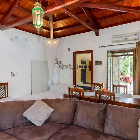 Konstantina Yard Apartment