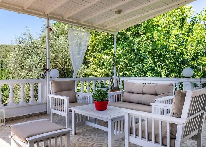 Konstantina Yard Apartment